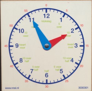 Houten klokje 15 x 15 cm (met tekst)