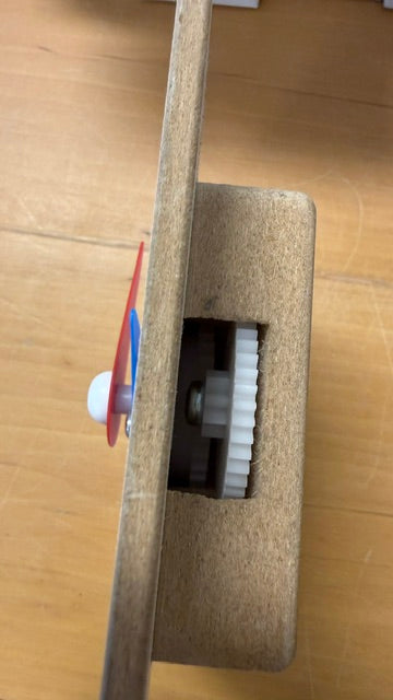 Klokje hout met draaimechanisme
