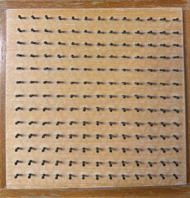 Kralenplank in bak kleiner formaat 15 x 15 cm.