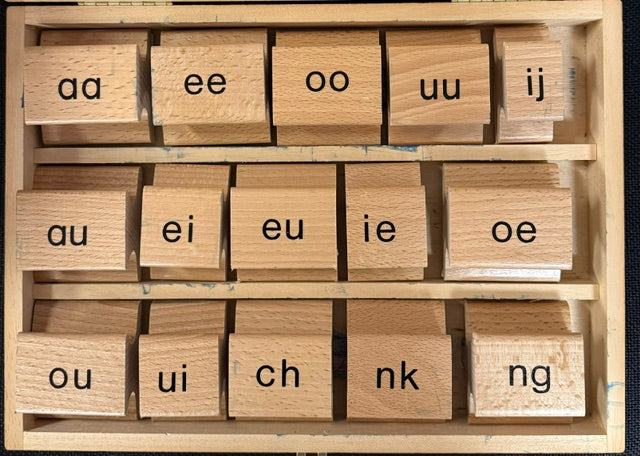 Letterstempels Tweetekenklanken dicht 1875002 compleet, nauwelijks gebruikt