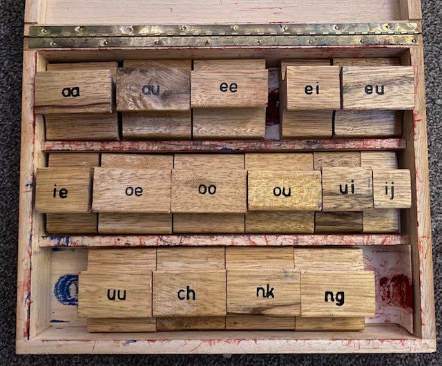 Letterstempels tweetekenklanken, kist 5 (open letters)