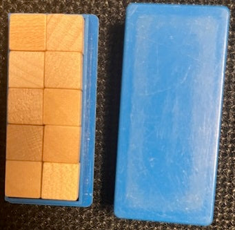 MAB 10 houten blokjes in blauw doosje