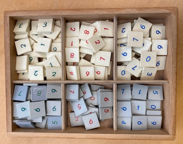 Montessori kistje met grijze en witte fiches (zie foto)