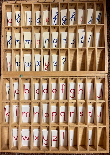 Montessori Blokletters en geschreven letters in houten kisten