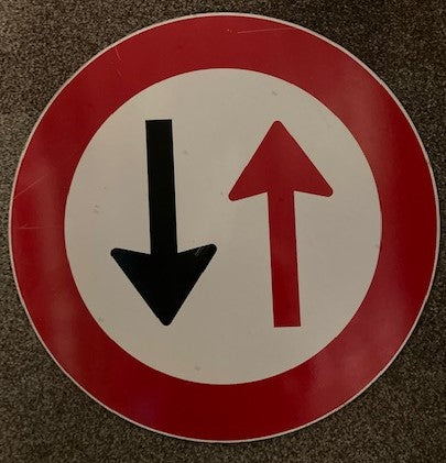 Verkeersbord; Voorrang voor tegemoetkomend verkeer