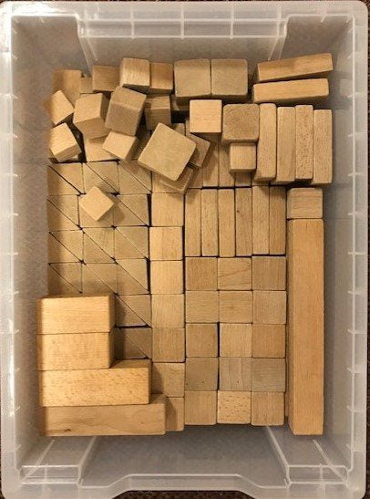 Houten blokjes in een bak.1